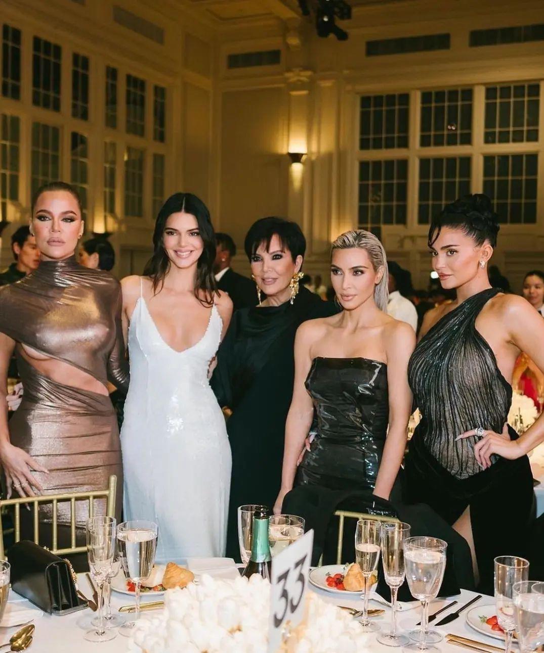 $!Kim llegó acompañada por su mamá Kris Jenner, Khloé, Kylie y Kendall.