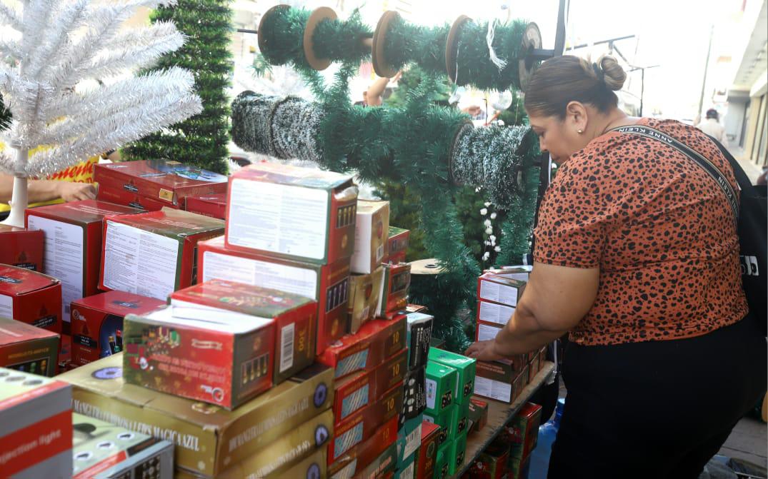 $!Arrancan vendedores y locatarios de Mazatlán la temporada navideña en el Centro de la ciudad