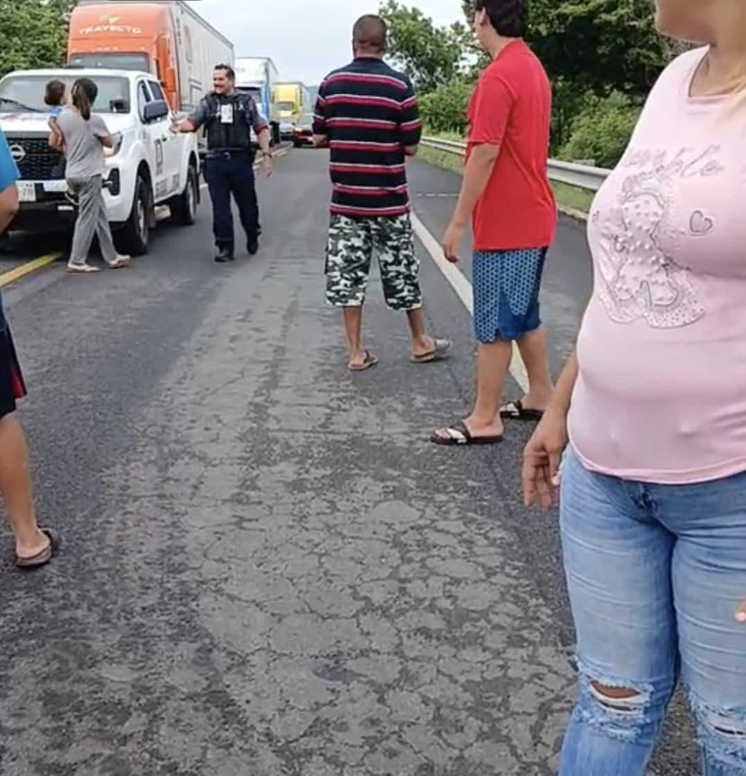 $!En Palmillas, Escuinapa, toman la autopista tras 34 horas sin luz; el servicio se restablece minutos después