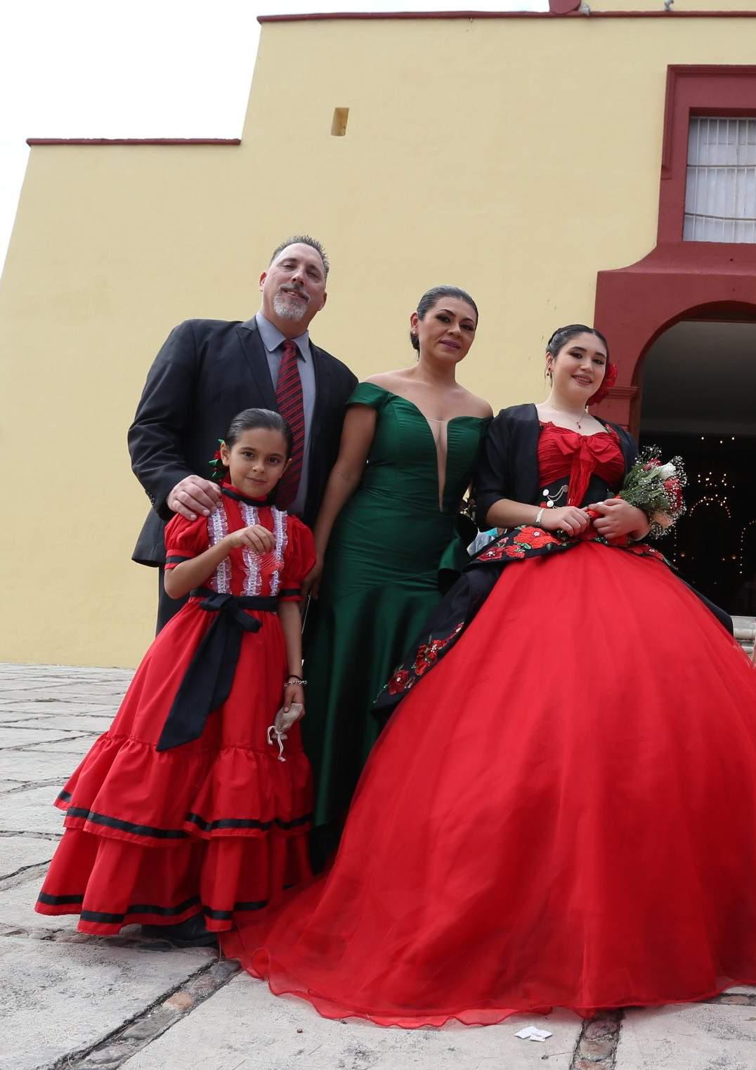 $!Camila Mariel junto a sus papás, Douglas Carter y Rosa Icela Juárez Villarreal y su hermanita, Skyler Carter.