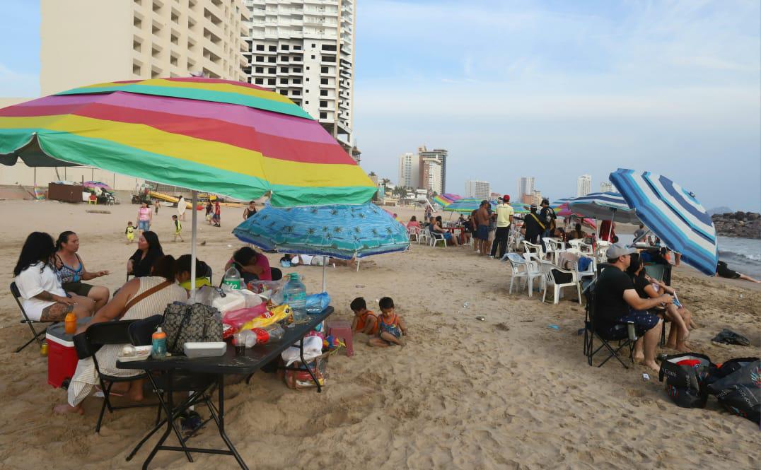 $!Tienen playas de Mazatlán alta afluencia durante segundo día vacacional