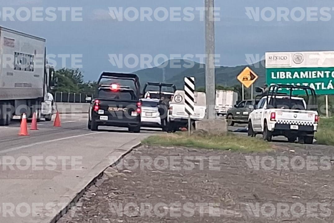$!Hallan cuerpo de un hombre con impactos de arma de fuego en la autopista Mazatlán-Culiacán
