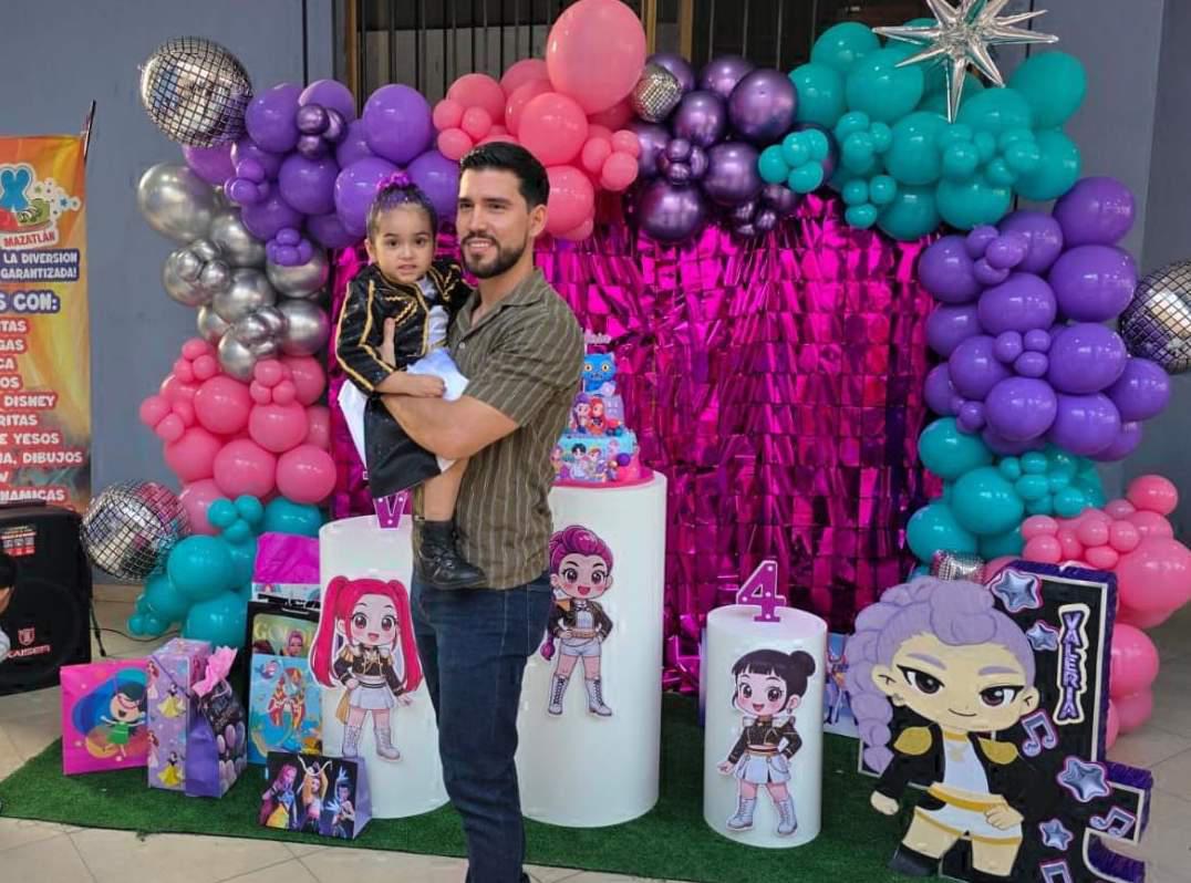 $!Valeria en brazos de su padrino de bautizo José Guillermo Martínez.