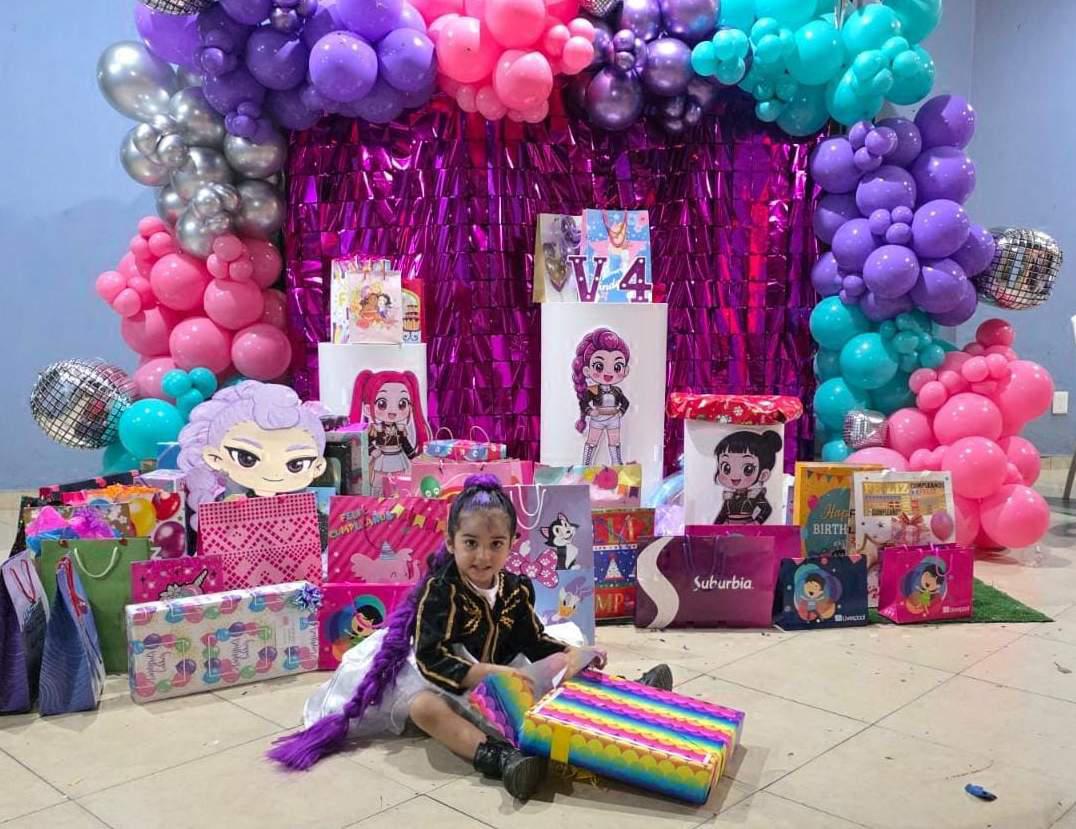 $!Valeria abriendo los regalos.