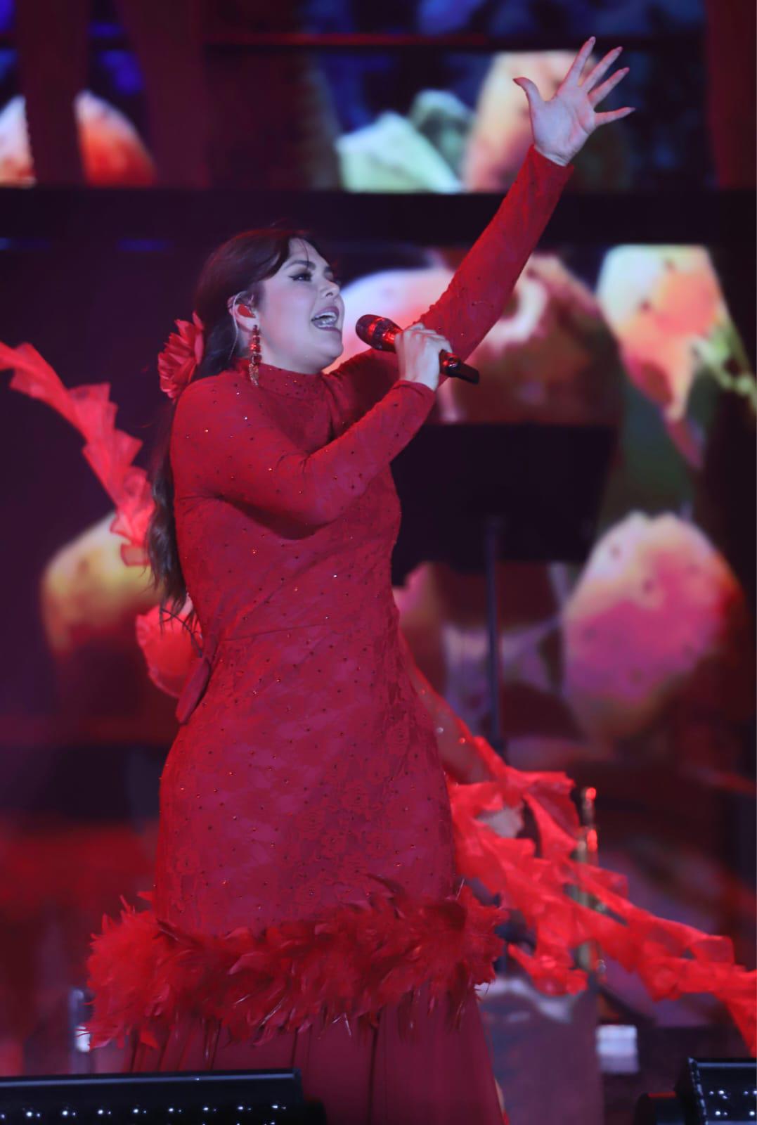 $!La emoción se desbordó con “Ya te olvidé”, uno de los primeros éxitos de su carrera.