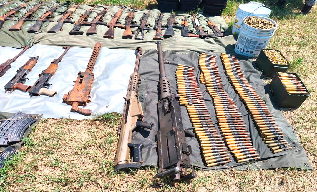 $!Hallan arsenal oculto bajo tierra en Rosario; aseguran 69 armas de fuego