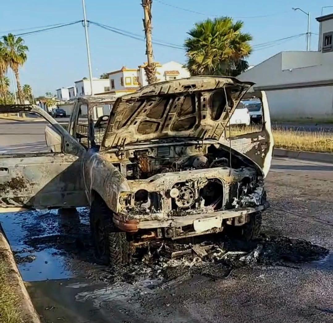 $!Cortocircuito provoca incendio y reduce a cenizas una camioneta en el norponiente de Los Mochis