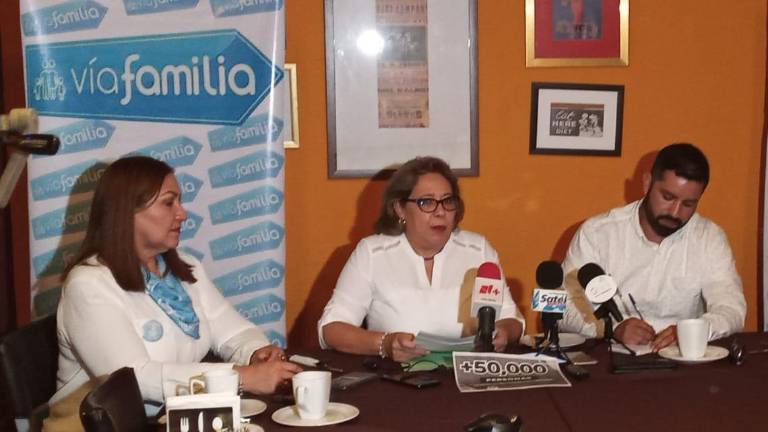 Conferencia de prensa de la organización Vía Familia.