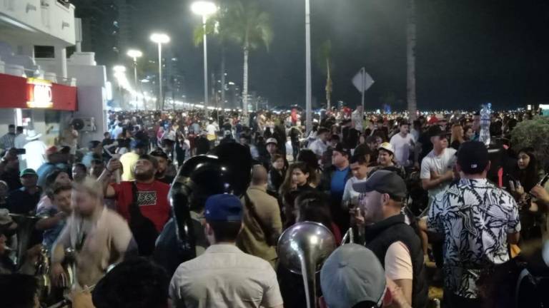 Miles se reúnen en el malecón de Mazatlán en la noche del sábado de Semana Santa