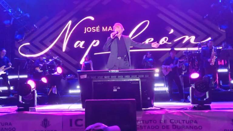 El cantante interpretó sus éxitos ante su público en la plaza IV Centenario de Durango.