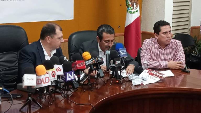 En conferencia de prensa, Wenseslao Plata Rocha explicó que los volantes fueron encontrados en botes de basura de los planteles.