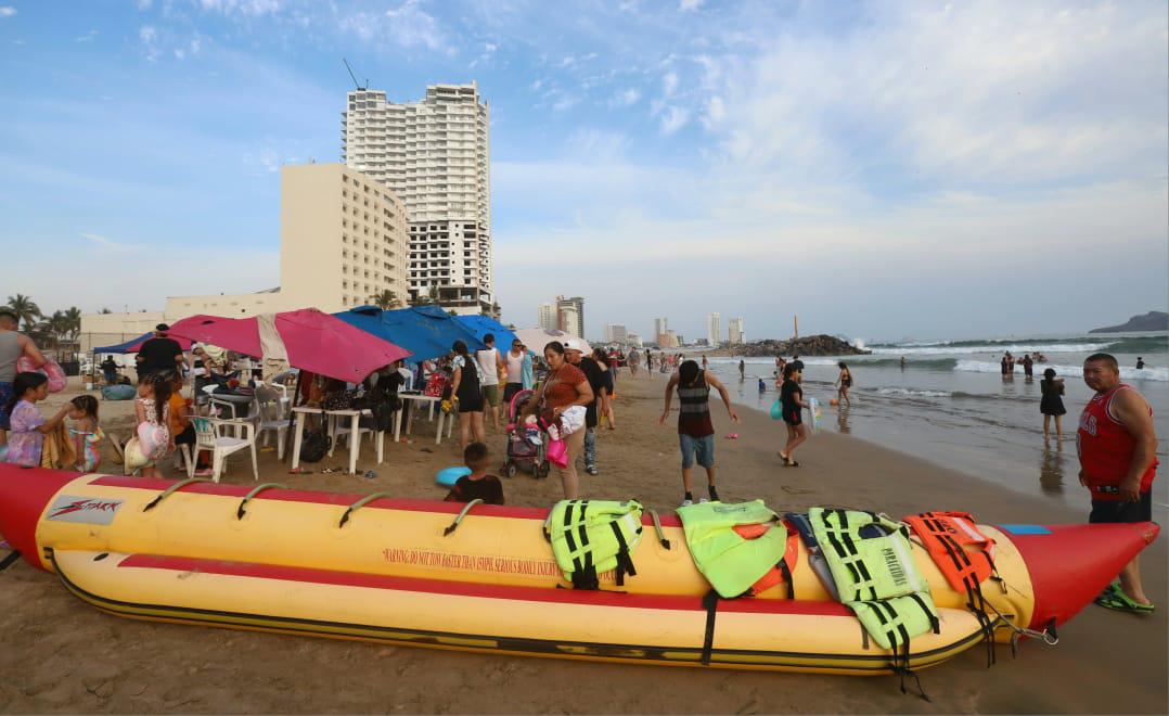 $!Tienen playas de Mazatlán alta afluencia durante segundo día vacacional