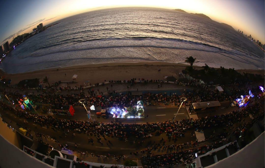 $!Color y alegría inundan el malecón de Mazatlán durante el segundo desfile del Carnaval