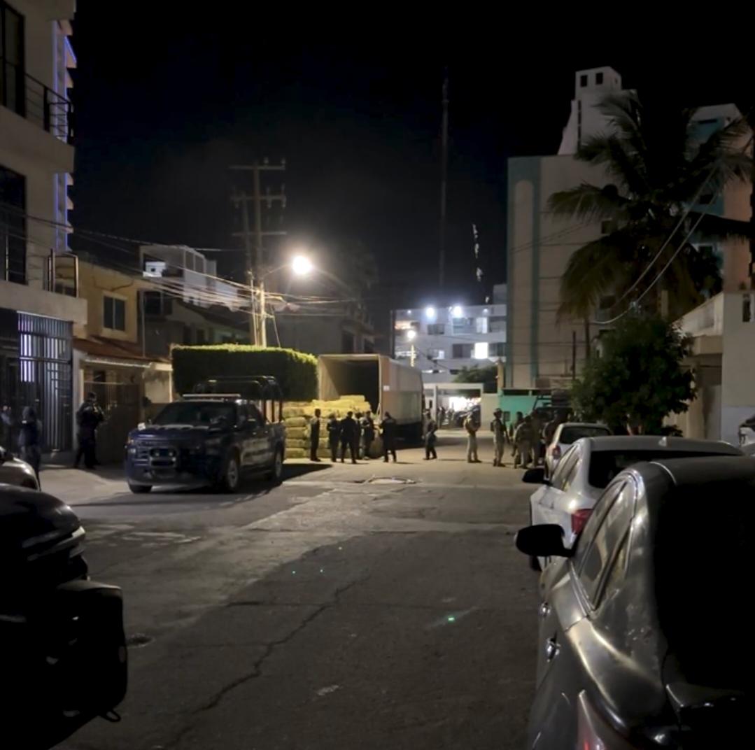 $!Decomisan tráiler en la avenida Delfín, en Mazatlán, al parecer con arsenal