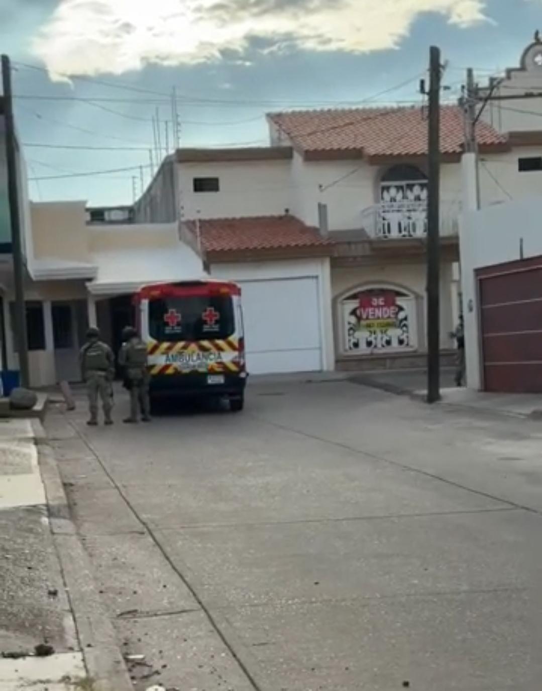 $!Mujer resulta herida de bala en un domicilio de la Genaro Estrada, en Culiacán; la transportan a un hospital