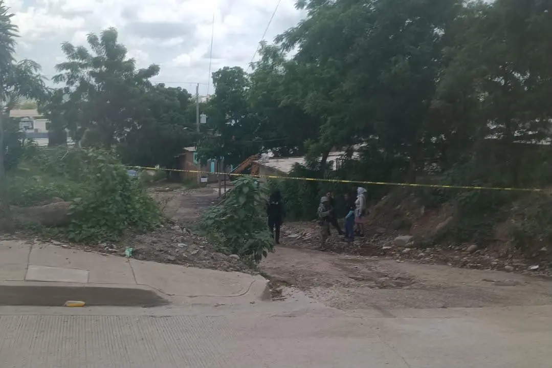 $!Incendian vehículo en colonia Renato Vega Alvarado, en Culiacán