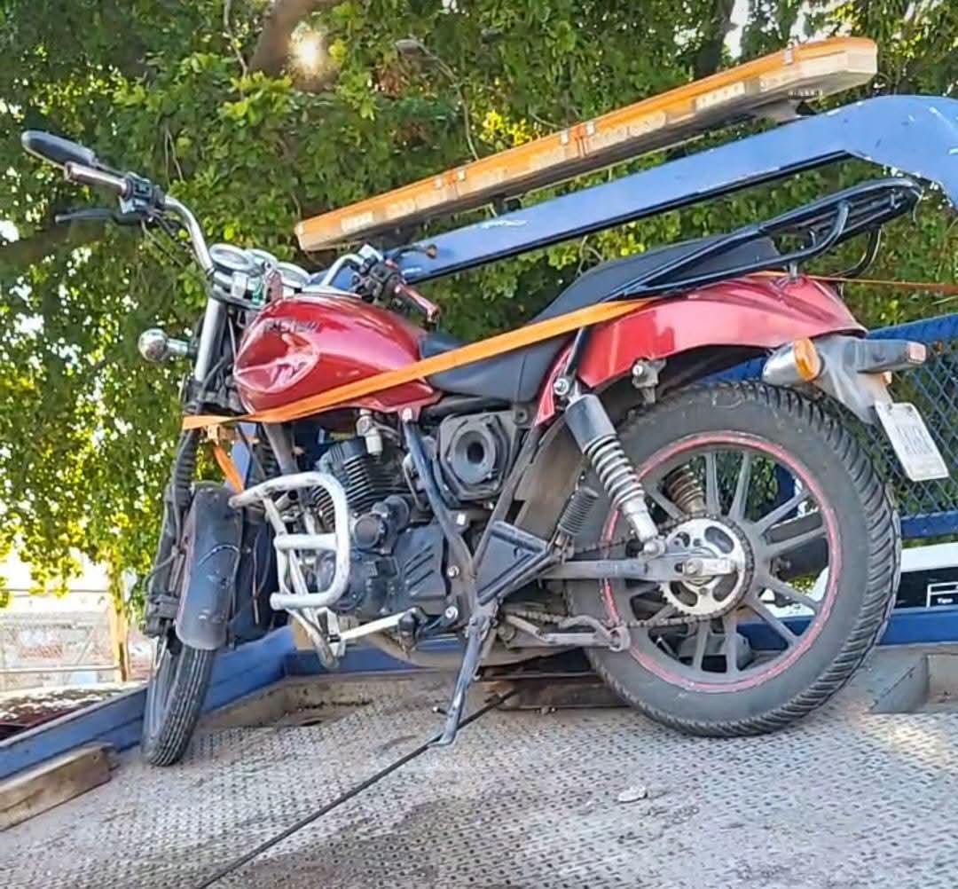 $!Motociclista resulta herido tras ser embestido por un automóvil en el Centro de Los Mochis