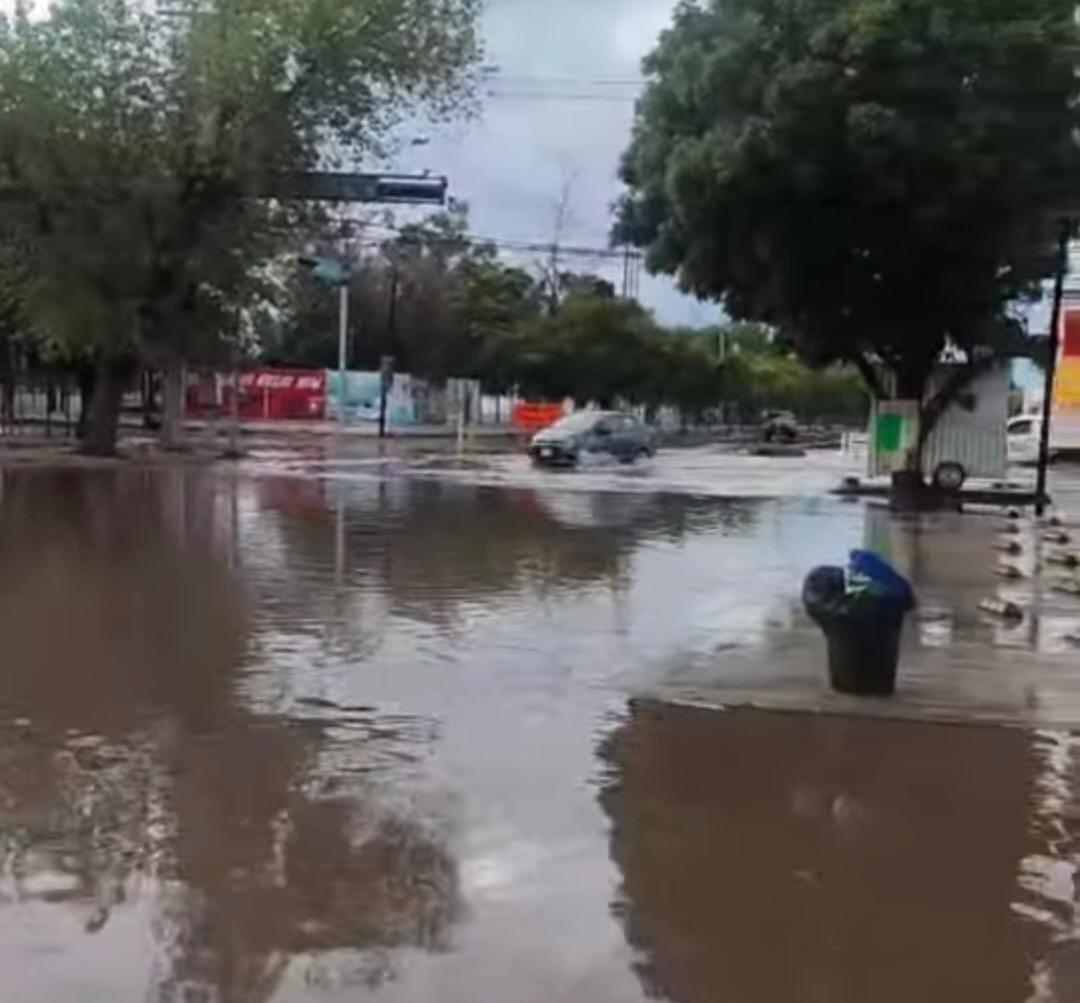 $!Lluvias ahogan vialidades en Los Mochis; basura y obras inconclusas el principal problema