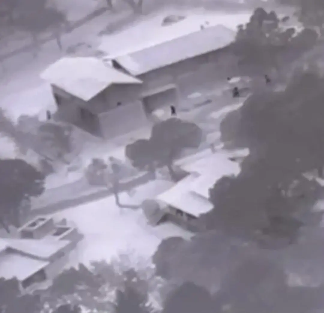 $!Imagen de dron difundida por la Sedena, de la cabaña donde fue localizado El Mencho en Tapalpa.