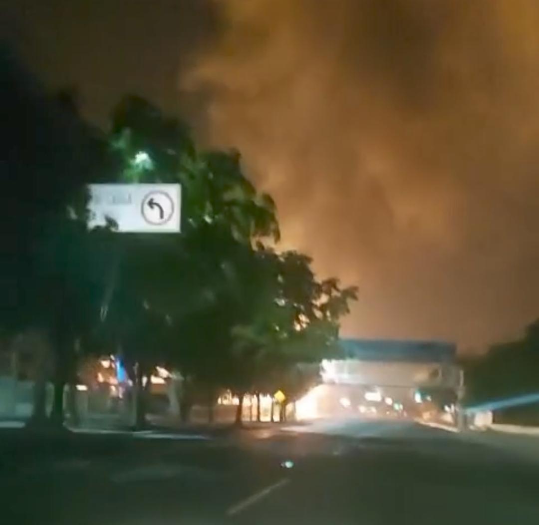 $!Arde por la madrugada local de mariscos por el libramiento Pedro Infante en Culiacán