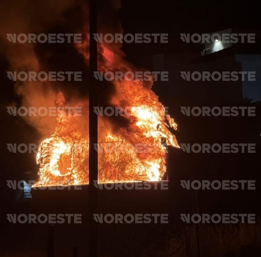 $!Se incendia lancha deportiva en la Isla de la Marina Mazatlán