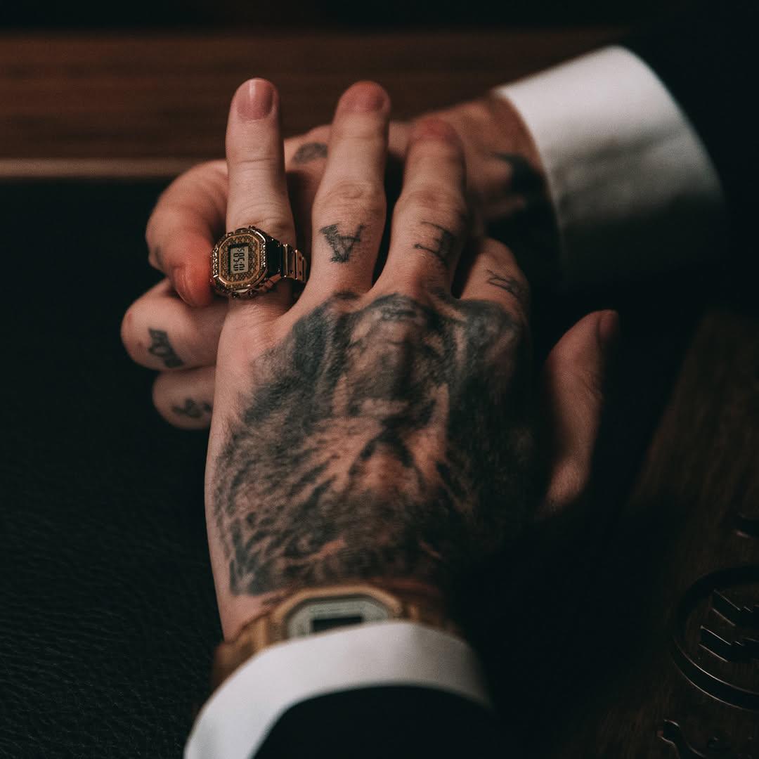$!El anillo viene en tono dorado con un acabado de ladrillo en la cara del reloj.