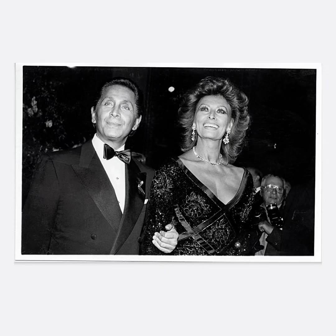 $!Valentino trabajó con figuras del cine y el espectáculo, entre ellas Sophia Loren.
