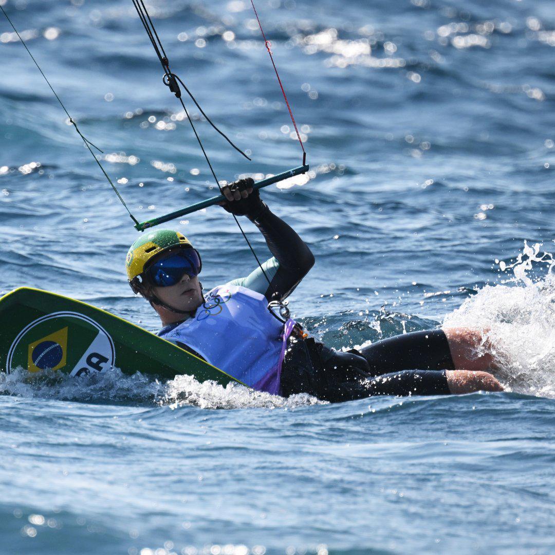 $!Atleta olímpico salva a mujer que se ahogaba mientras entrenaba en el mar (VIDEO)