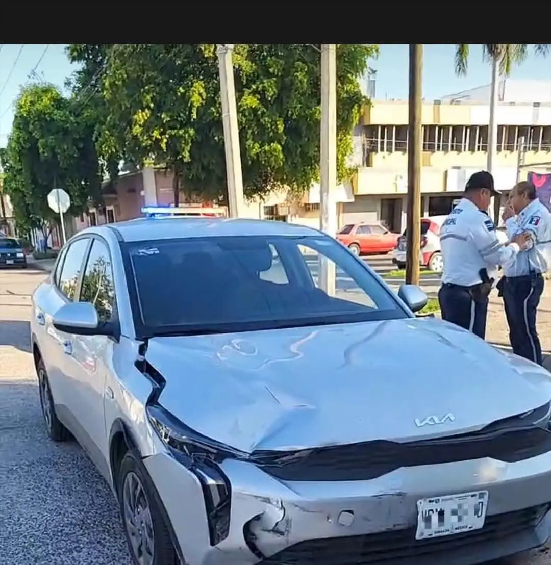 $!Motociclista resulta herido tras ser embestido por un automóvil en el Centro de Los Mochis