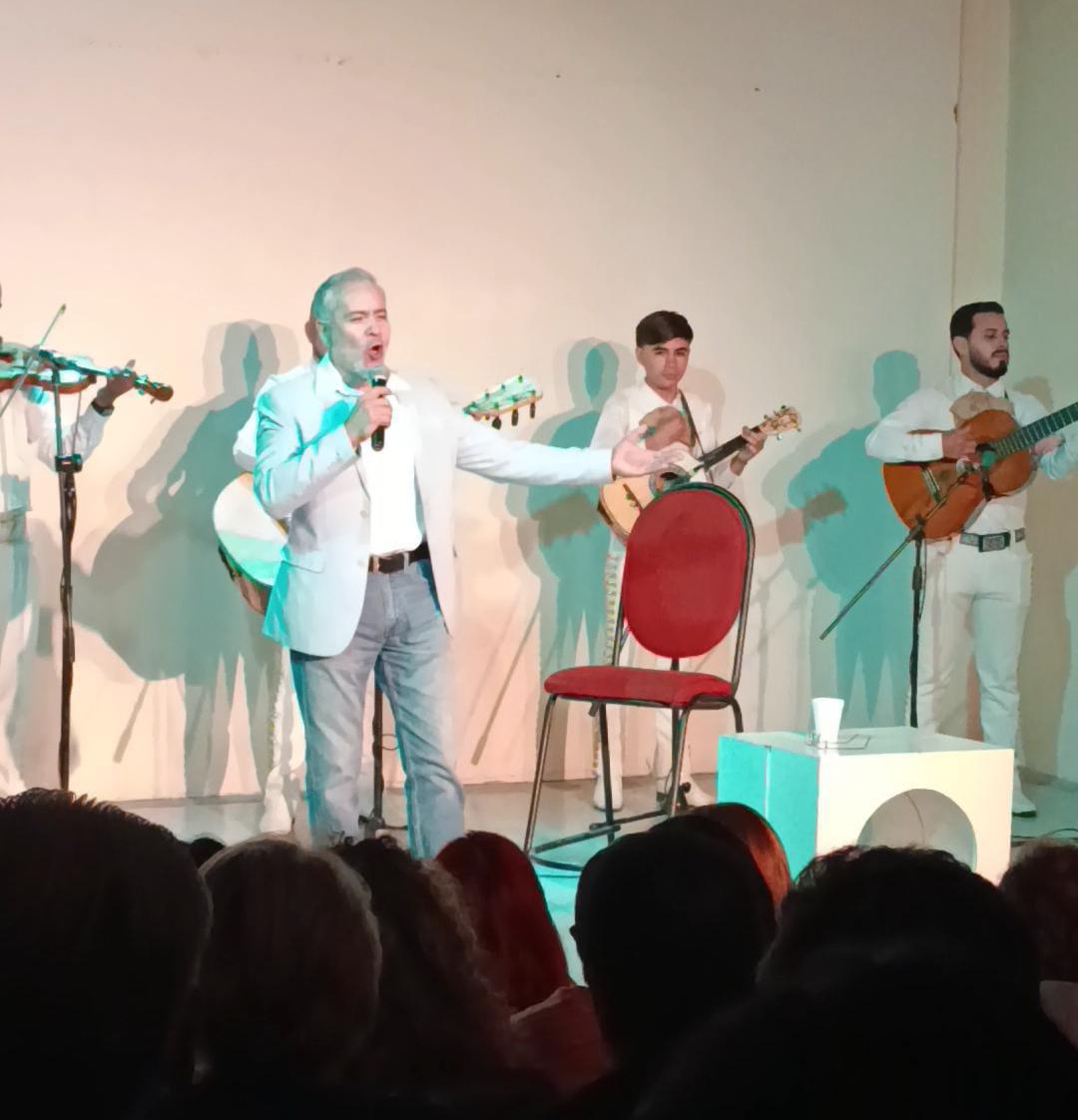 $!Un ambiente alegre propició el artista en su espectáculo.