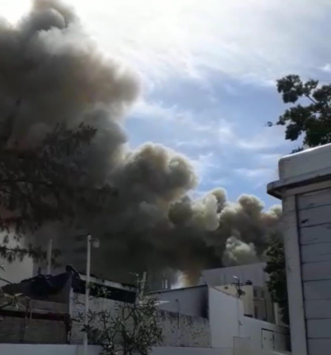 $!Se incendia Cinemas Gaviotas de Mazatlán; colapsa tráfico en la Zona Dorada