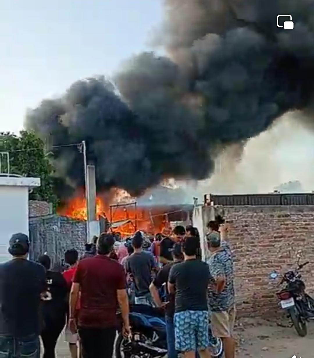 $!Incendio en taller de Autobuses de Concordia se propaga hasta una forrajera y se magnífica