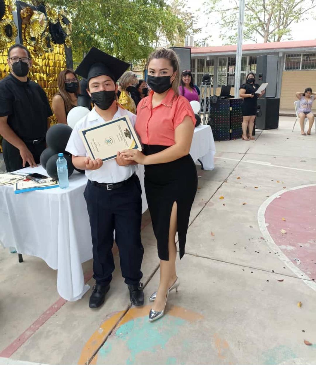 $!Ángel Daniel Rojas Gaxiola junto a su hermana Kenia Selene Rodríguez Gaxiola, quien lo acompañó como madrina en la entrega de documentos.