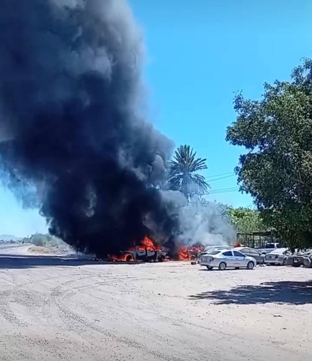 $!Incendio consume taller mecánico en Chávez Talamantes, Ahome; reportan siete autos calcinados