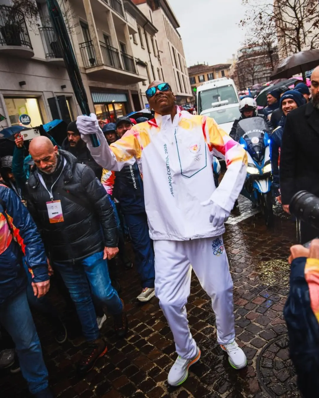 $!Participa Snoop Dogg paseando la Antorcha Olímpica de los juegos de Invierno en Italia