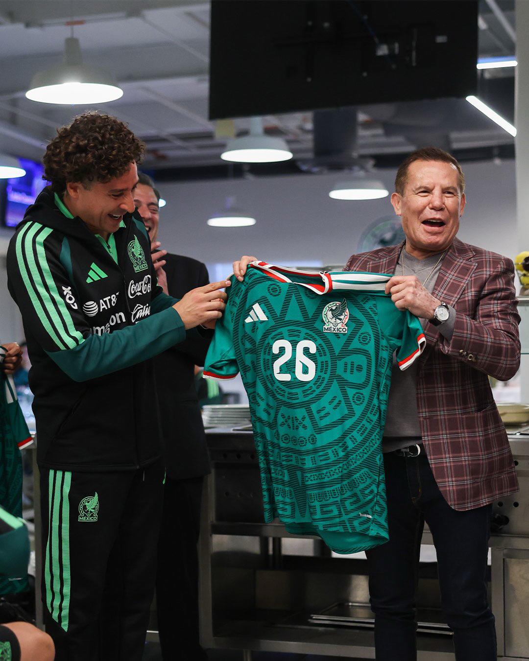 $!Guillermo Ochoa entrega una playera de la selección al campeón.