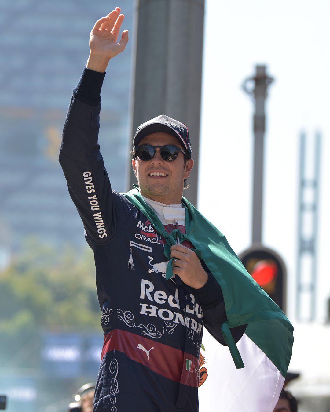 $!Miles abarrotan Reforma para disfrutar de la exhibición de Checo Pérez en la Ciudad de México