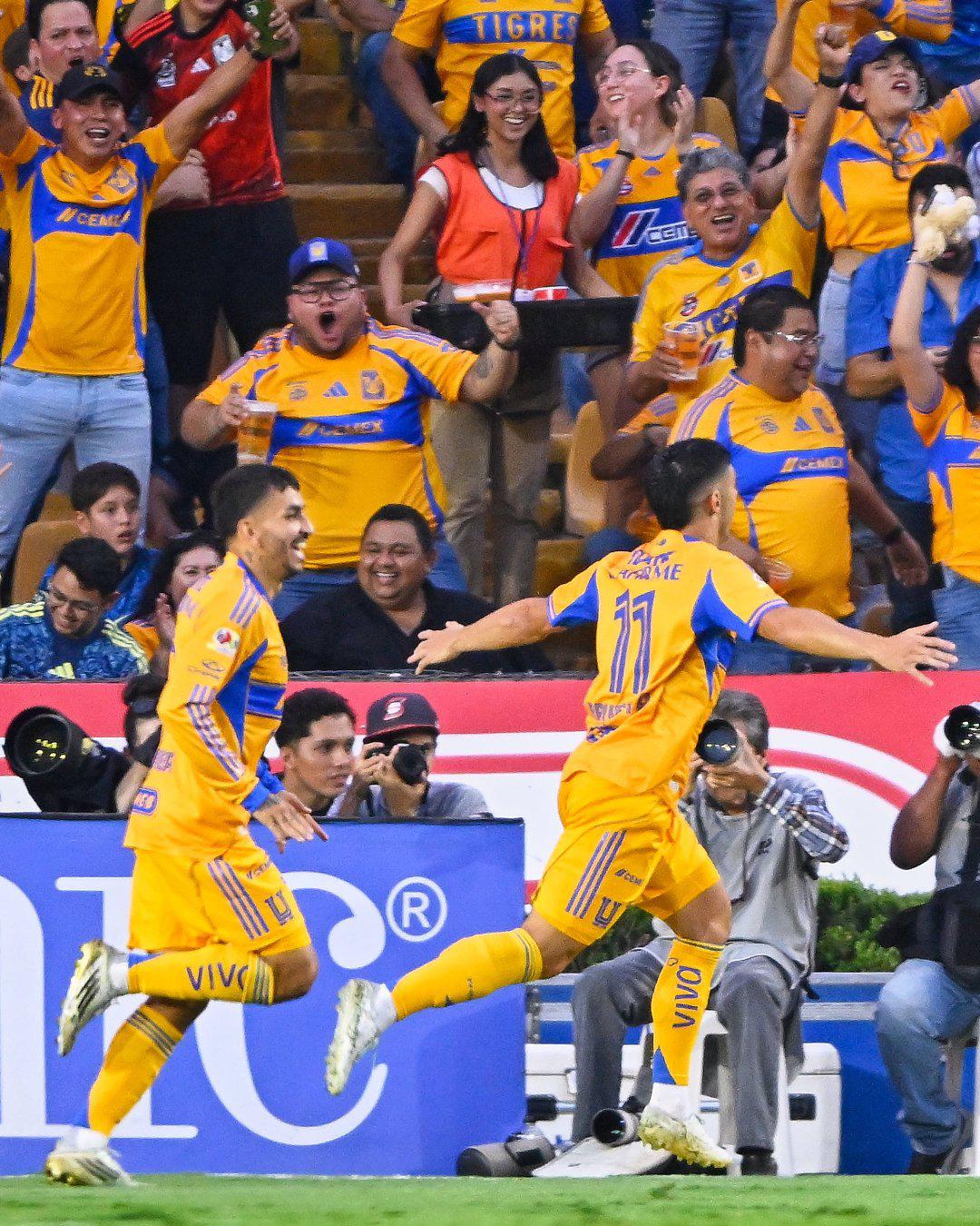 $!América remonta y vence a Tigres en el Volcán
