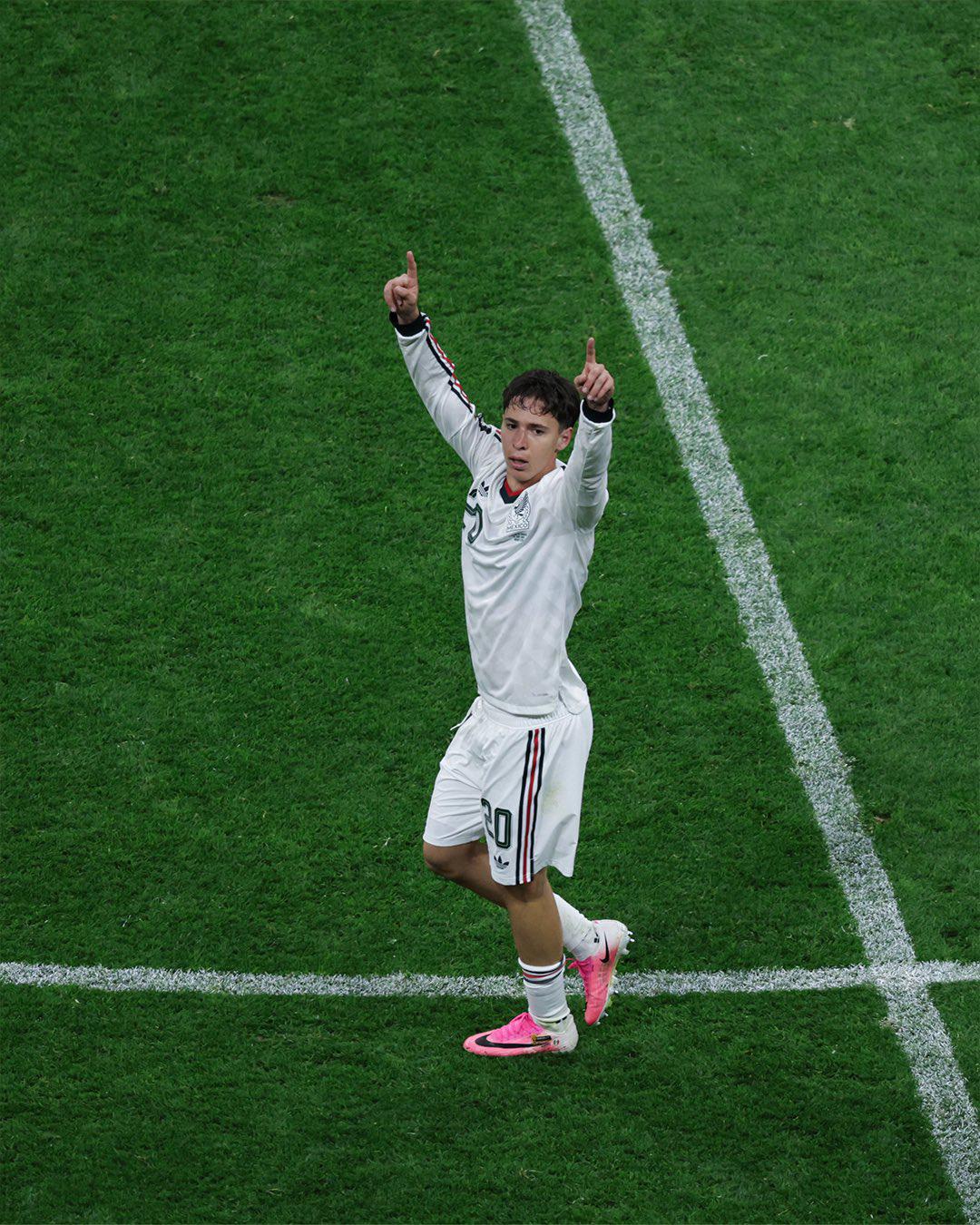 $!El emotivo festejo del Tilón Chávez tras el primer gol mundialista de su hijo Mateo