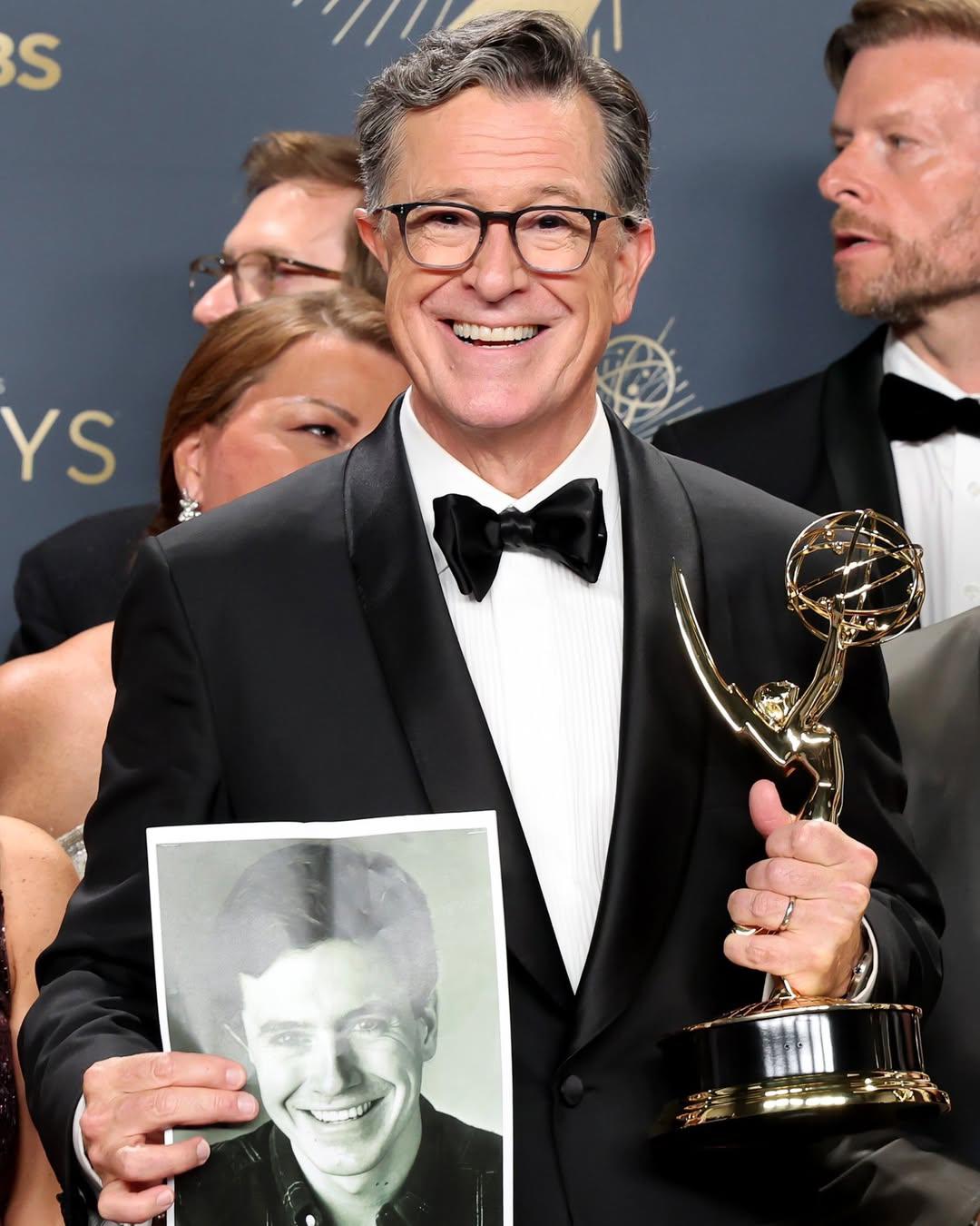 $!El humorista Stephen Colbert ganó por primera vez el premio al mejor programa de entrevistas, a siete meses de que salga de programación.