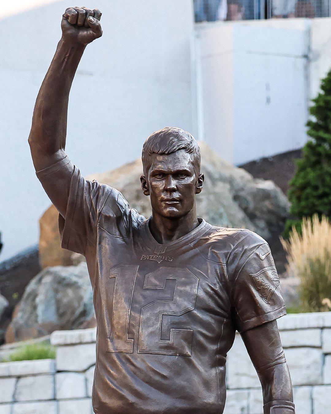$!Tom Brady es inmortalizado en casa de Patriots con una estatua