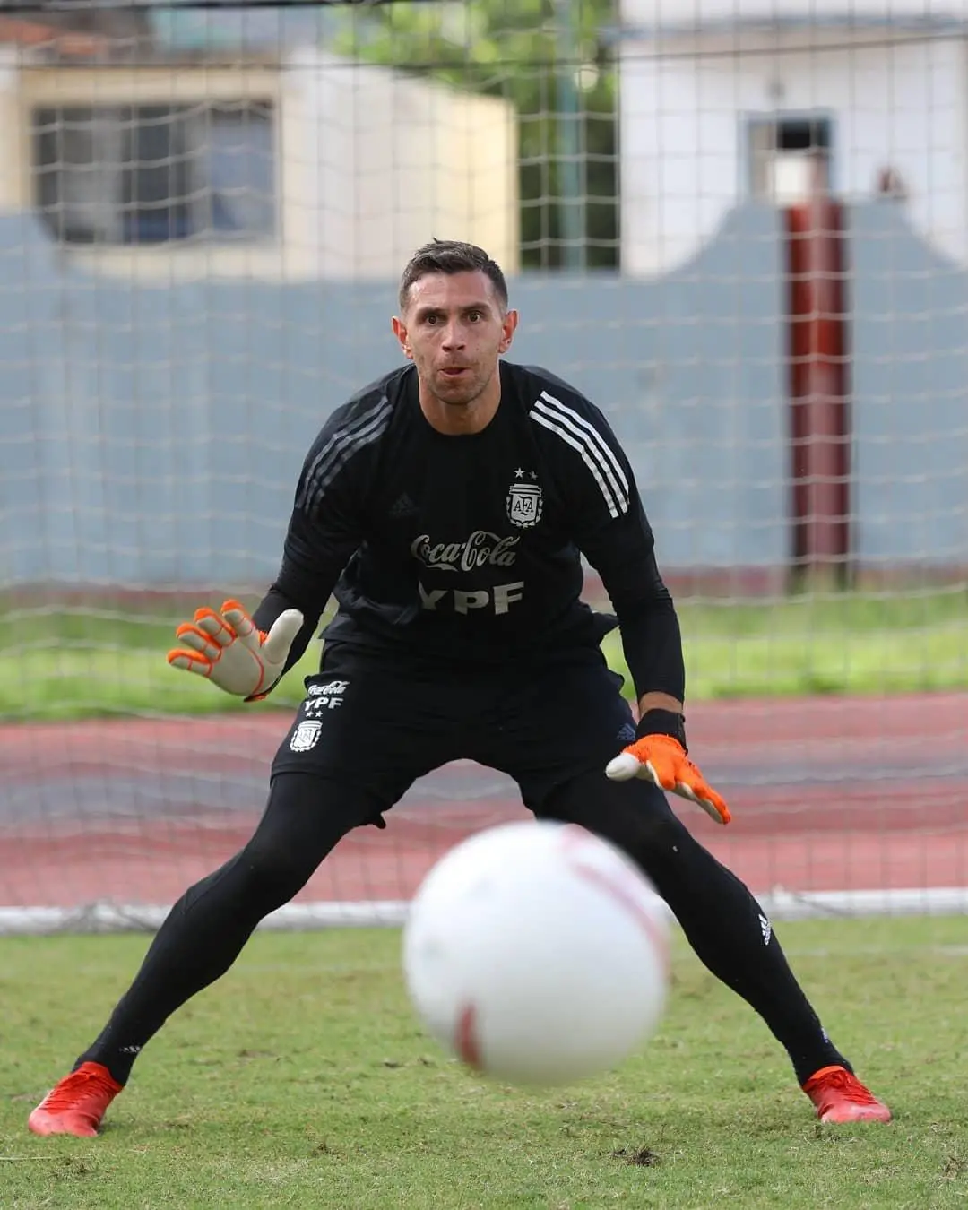 $!Dibu Martínez evoluciona favorablemente y apunta al debut de Argentina en el Mundial 2026