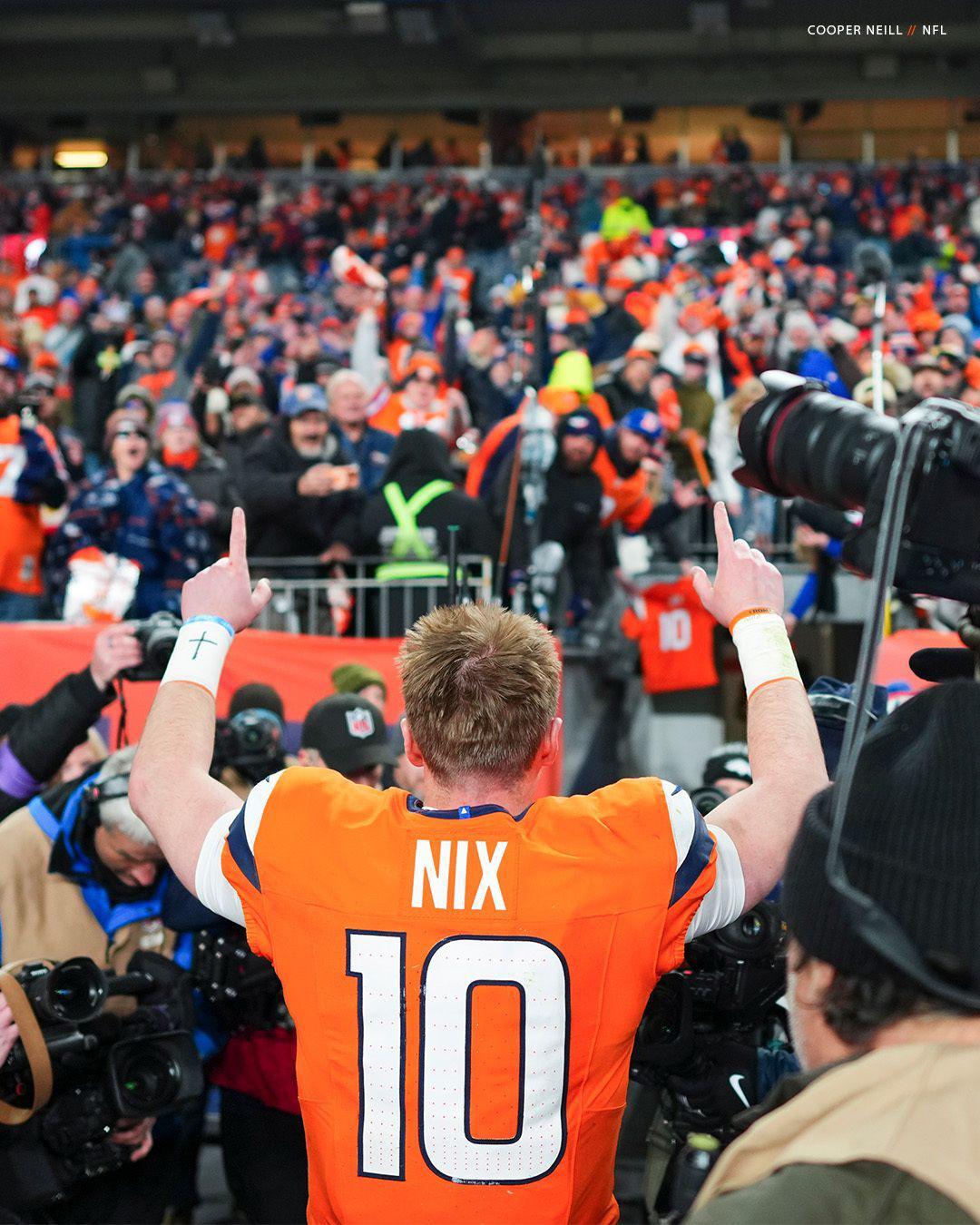 $!Bo Nix se fractura el tobillo y queda fuera de los playoffs con Broncos