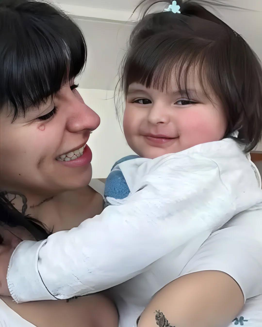 $!Cazzu con la pequeña Inti.