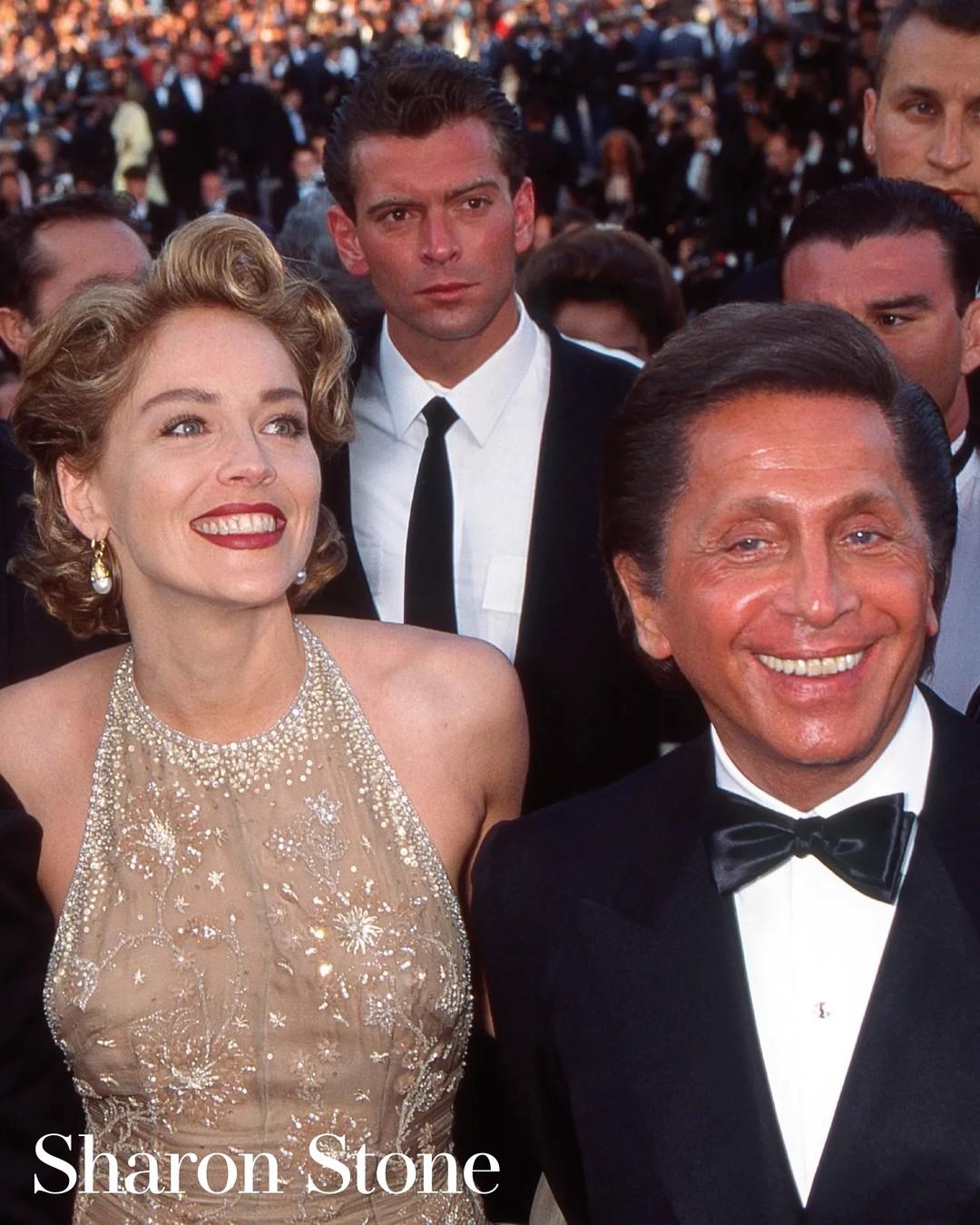 $!Valentino Garavani y Sharon Stone en la alfombra roja de Cannes, en 1995.