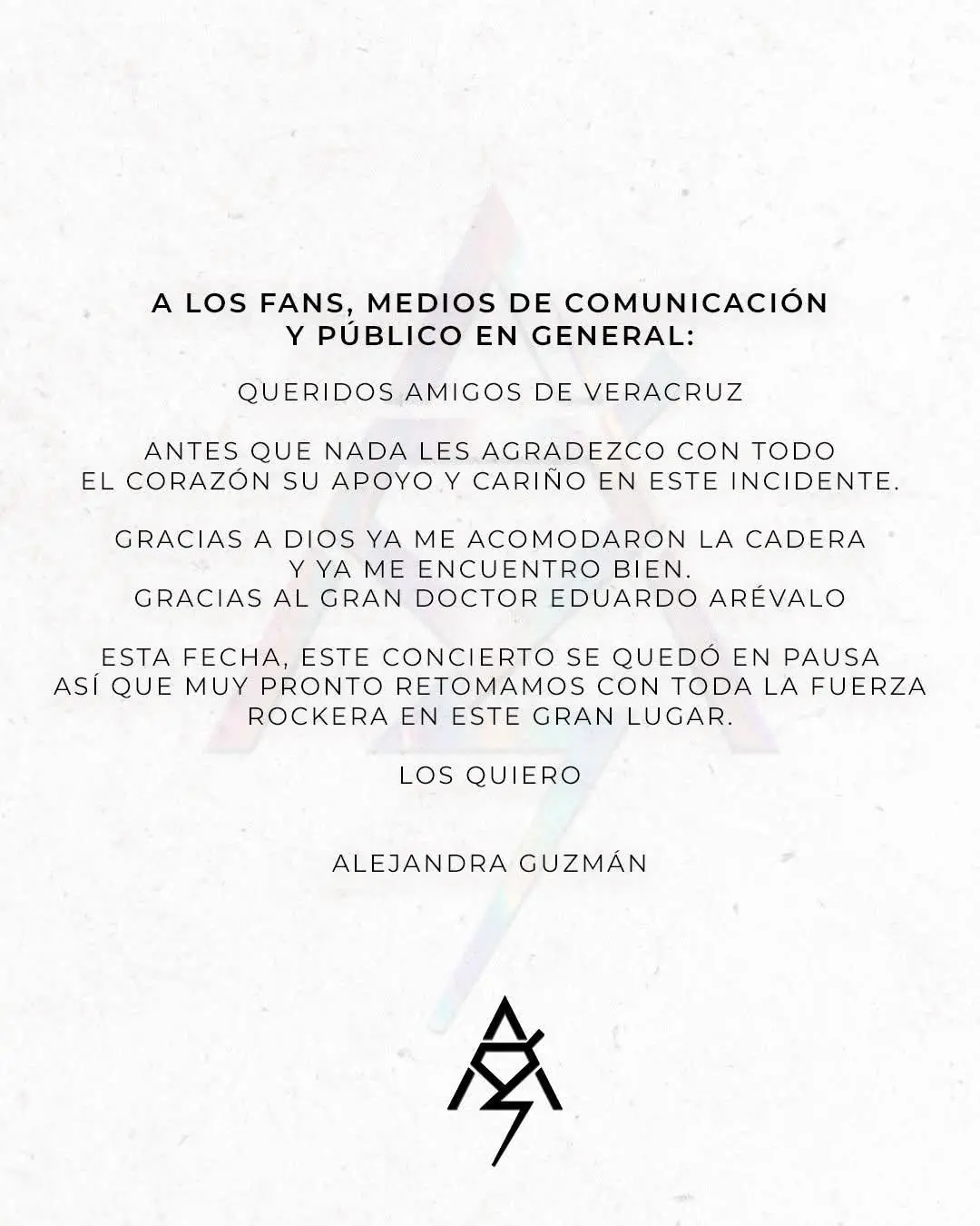 $!Sufre Alejandra Guzmán luxación de cadera en pleno concierto, y lo cancela