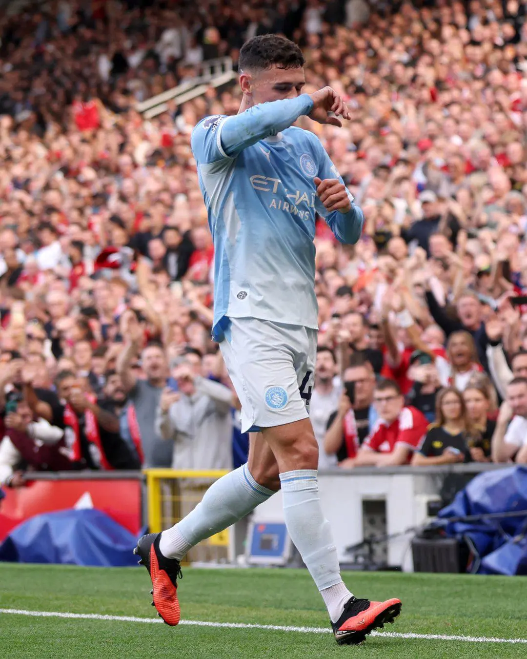 $!Erling Haaland silencia Old Trafford y le da el Clásico de Mánchester al City con 10 hombres