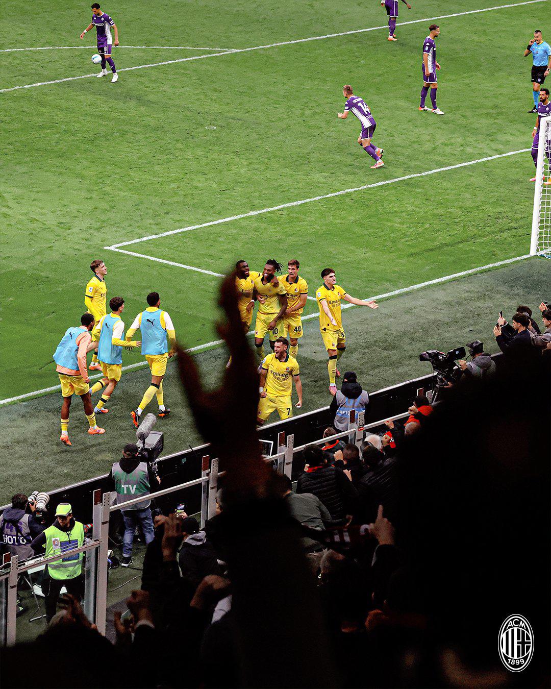 $!El Milán de Santi Giménez remonta ante Fiorentina para tomar el liderato de la Serie A