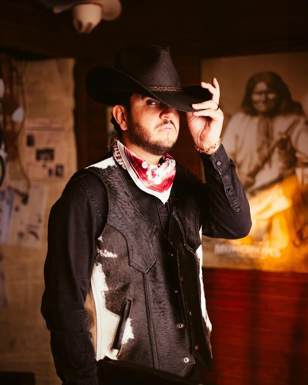 $!Edén Muñoz regresa al Carnaval de Mazatlán en la cumbre del éxito como solista, y como uno de los compositores y productores más prominentes de la música regional mexicana actual.