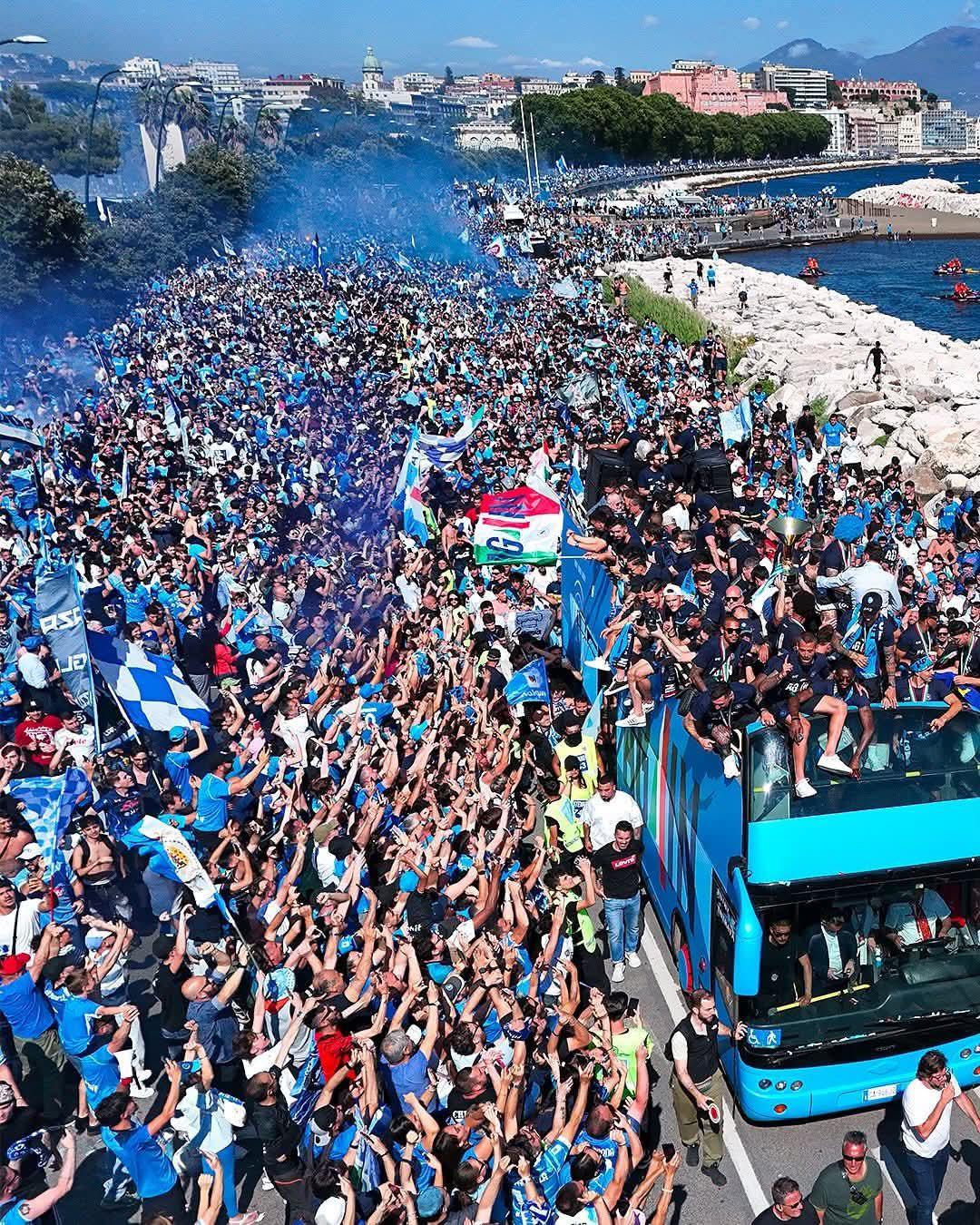 $!Al menos 200 mil napolitanos celebran el Scudetto, con De Bruyne como ‘invitado’ sorpresa